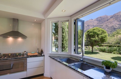 Arthur's Point House | Relax at The Point - Villa by the River with Spa & Hot Tub