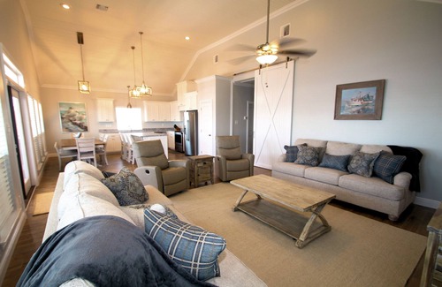 Golden Meadow House | Guest Rated 9.8: The Pointe with Family-Friendly Amenities