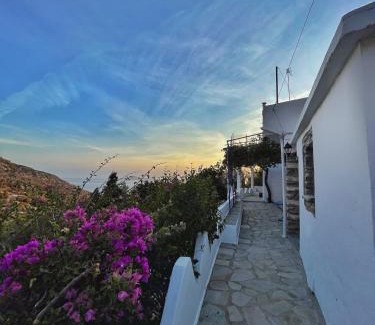 Andros House | Tranquil Pomegranate House - 3-BDR Retreat for Families
