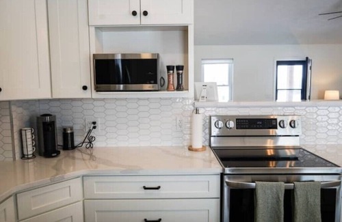 Cynthiana House | Tranquil Pond View House with Hot Tub and Spa Amenities