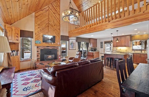 Greer Cabin | Pet-Friendly Ponderosa Cabin - Rated 10/10 by Guests