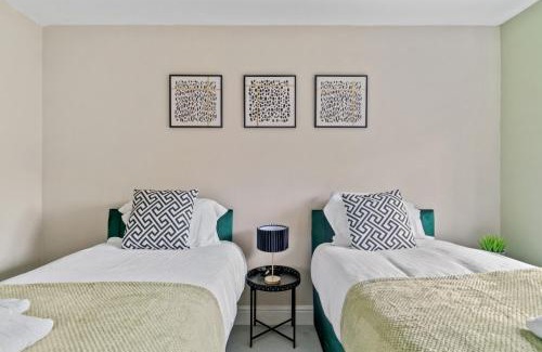 Ashford House | Relax in Ashford: Family-Friendly Home with Hot Tub