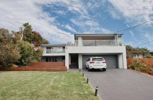 Wamberal House | Stunning Pool House Wamberal - Pet-Friendly Walk to Beach