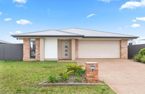 Urraween House | Family-Friendly Retreat at The Pool House in Hervey Bay