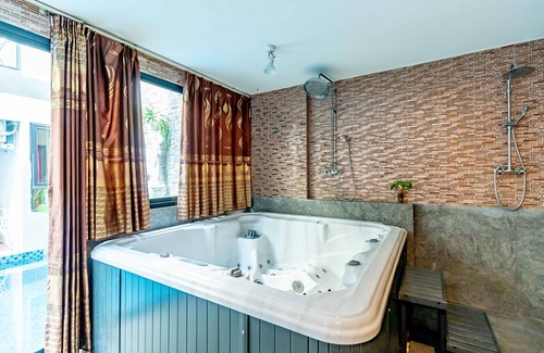 Ramkhamhaeng Hotel | Relax at The Pool Resort: Family-Friendly with Great Amenities