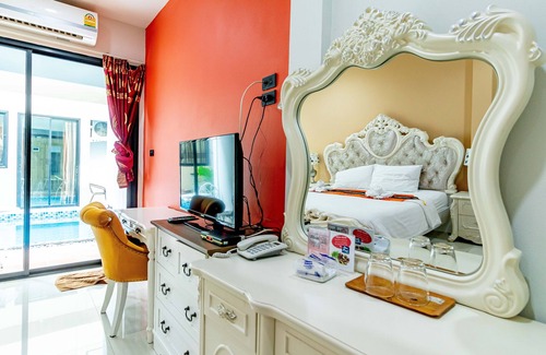 Ramkhamhaeng Hotel | Relax at The Pool Resort: Family-Friendly with Great Amenities