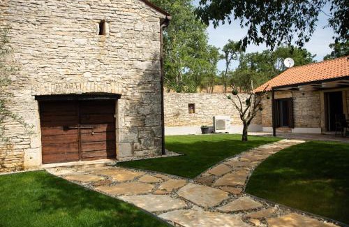 Golas House | The Poolside Stone House in Bale