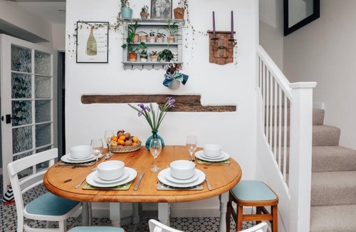 Henley-on-Thames House | Discover The Poppies: Family-Friendly 4-Star Retreat