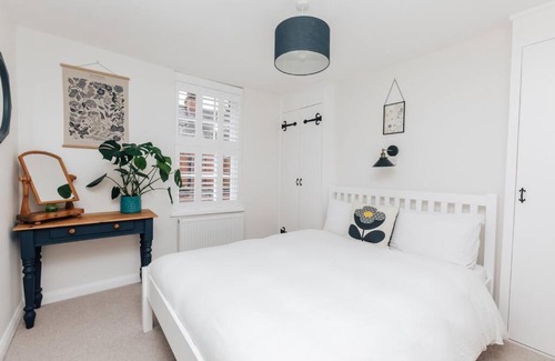 Henley-on-Thames House | Discover The Poppies: Family-Friendly 4-Star Retreat