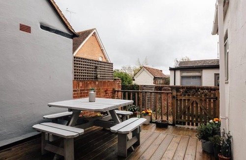 Henley-on-Thames House | Discover The Poppies: Family-Friendly 4-Star Retreat