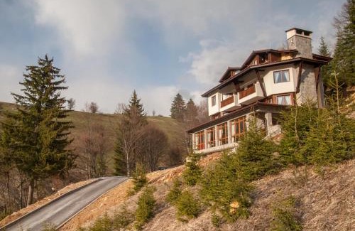 Progled House | Explore The Poppies House: Family-Friendly Getaway
