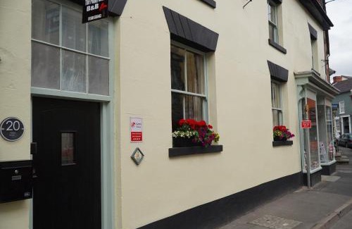 Bishops Castle House | Discover The Poppy House: Pet-Friendly & Family Haven
