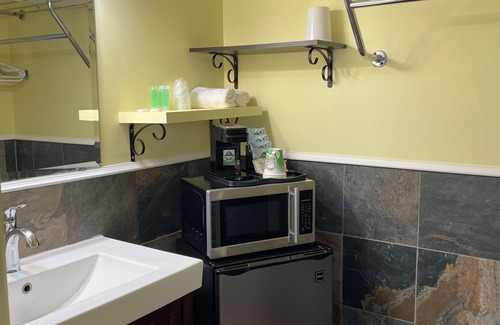 Regional District of Nanaimo Hotel | Comfortable Stay at The Port-O-Call Inn & Suites
