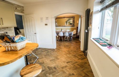 Hepworth House | Pet-Friendly Porthole: Cozy Holiday Cottage in Holmfirth