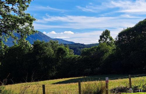 Roybridge Apartment | Elegant Posh Bothy: Family-Friendly Retreat in Spean Bridge