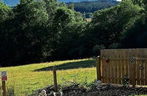 Roybridge Apartment | Elegant Posh Bothy: Family-Friendly Retreat in Spean Bridge