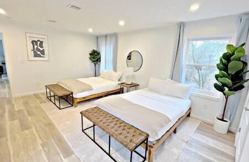 South Plainfield House | Experience Posh Living with a Fully Equipped Kitchen