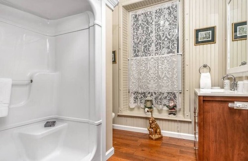 Cobourg Apartment | The Posh Suite at Lakehurst