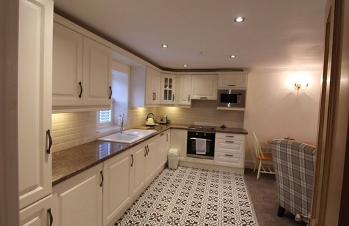 Kinsale Apartment | Comfortable Stay at The Post House - Pet-Friendly & Breakfast