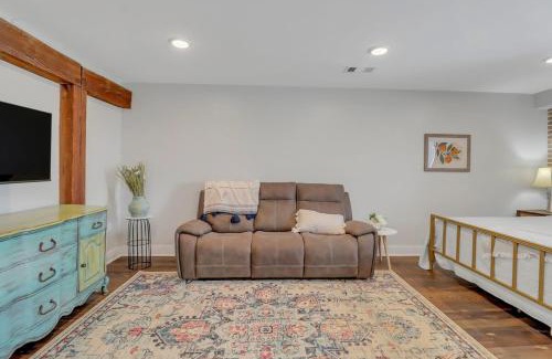 Statesboro Apartment | Spacious Post Suite Above Bull & Barrel Near GSU