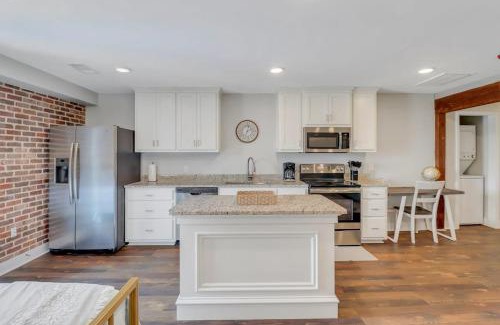 Statesboro Apartment | Spacious Post Suite Above Bull & Barrel Near GSU
