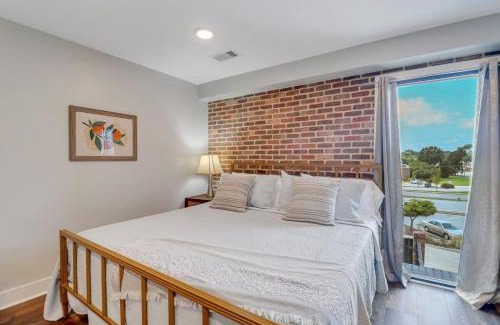 Statesboro Apartment | Spacious Post Suite Above Bull & Barrel Near GSU