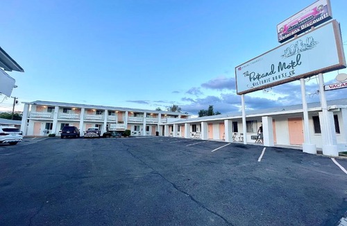 Seligman Hotel | Pet-Friendly Getaway at The Postcard Motel for Families