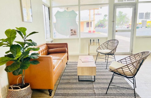 Seligman Hotel | Pet-Friendly Getaway at The Postcard Motel for Families