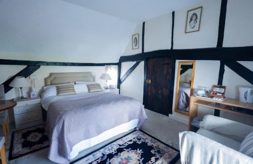Seer Green Hotel | Pet-Friendly Retreat at The Potters Arms - 8/10 Rated Stay