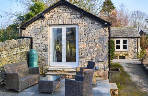 Burton House | Charming The Potting Shed: 5-Star Stay, Family Friendly