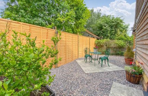 Mersham House | Highly Rated The Potting Shed: Pet and Child Friendly Escape