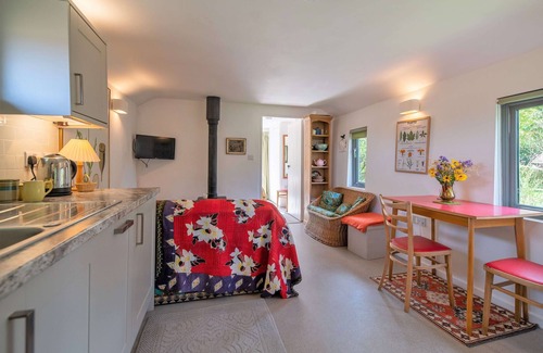 Woodstock Apartment | Experience Cozy Cotswolds Retreat at The Potting Shed