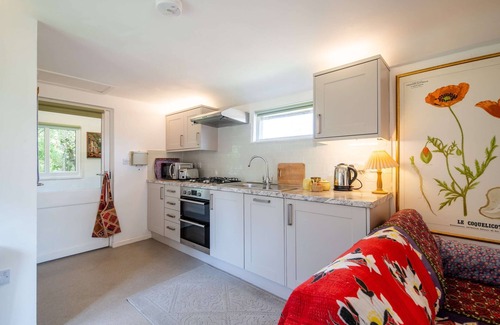Woodstock Apartment | Experience Cozy Cotswolds Retreat at The Potting Shed