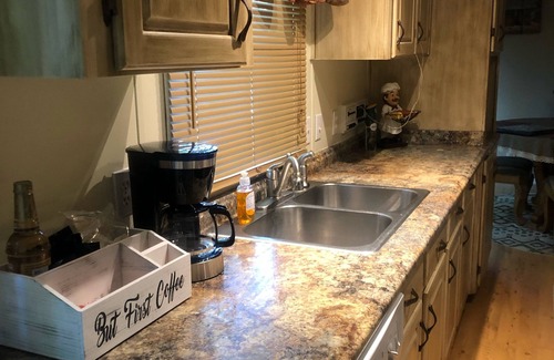 Counce House | Ideal Lake View Retreat with Breakfast and Pet-Friendly Options