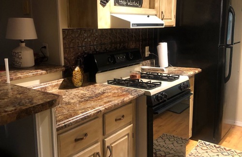 Counce House | Ideal Lake View Retreat with Breakfast and Pet-Friendly Options