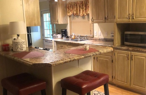 Counce House | Ideal Lake View Retreat with Breakfast and Pet-Friendly Options