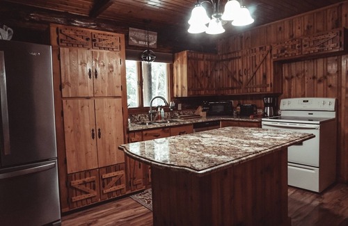 New Philadelphia Cabin | Discover Deerwood Cabin: A 5-Bedroom Retreat in New Philadelphia