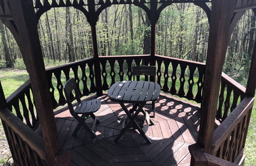 New Philadelphia Cabin | Discover Deerwood Cabin: A 5-Bedroom Retreat in New Philadelphia