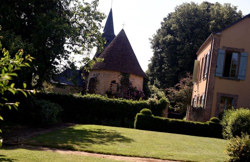 Le Plessis-Dorin House | Relax at The Chair's Old Press Robbery with Pool & Lake Views