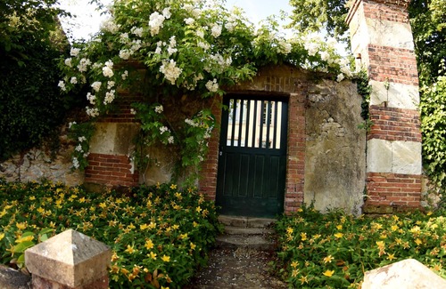 Le Plessis-Dorin House | Relax at The Chair's Old Press Robbery with Pool & Lake Views
