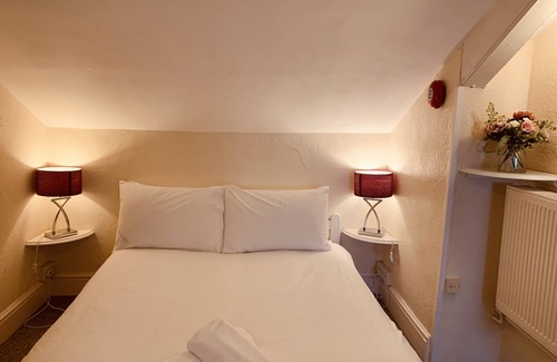 Yeovil Bed & Breakfast | Family-Friendly Retreat at The Preston with Breakfast Included