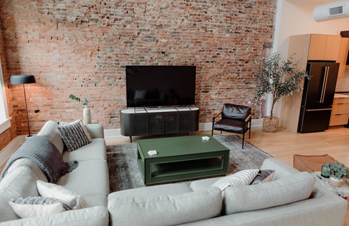 Chillicothe House | Modern Downtown Townhome with Breakfast & Family Amenities