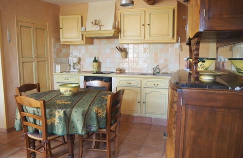 Dauphin House | Inviting Stay at The Priory with Pool & Family Amenities