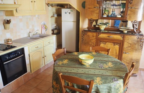 Dauphin House | Inviting Stay at The Priory with Pool & Family Amenities