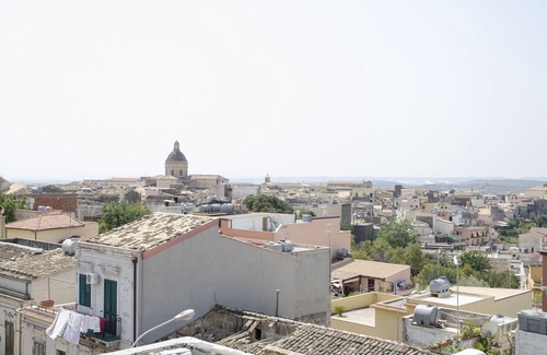 Noto Historic Centre House | Renovated 50s Building with Kitchen - Guest Rated 10/10