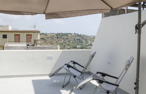 Noto Historic Centre House | Renovated 50s Building with Kitchen - Guest Rated 10/10