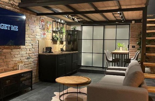 Fagaras Apartment | Guest Rated: The Public Aparthotel 2 with High Reviews