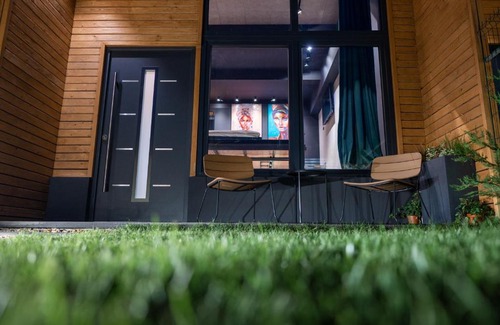 Fagaras Apartment | Guest Rated: The Public Aparthotel 2 with High Reviews