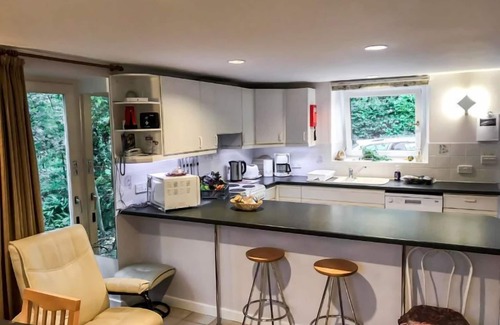 St Brides House | Pet-Friendly Getaway at The Pump by Interhome - 9.8 Score