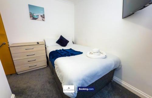 Hanham House | Perfect Purple 5 Bedroom Retreat with Hot Tub & Free Parking